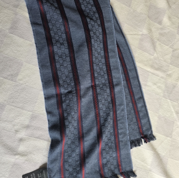 Authentic Gucci Men's Scarf in Navy and Crimson - Picture 13 of 13
